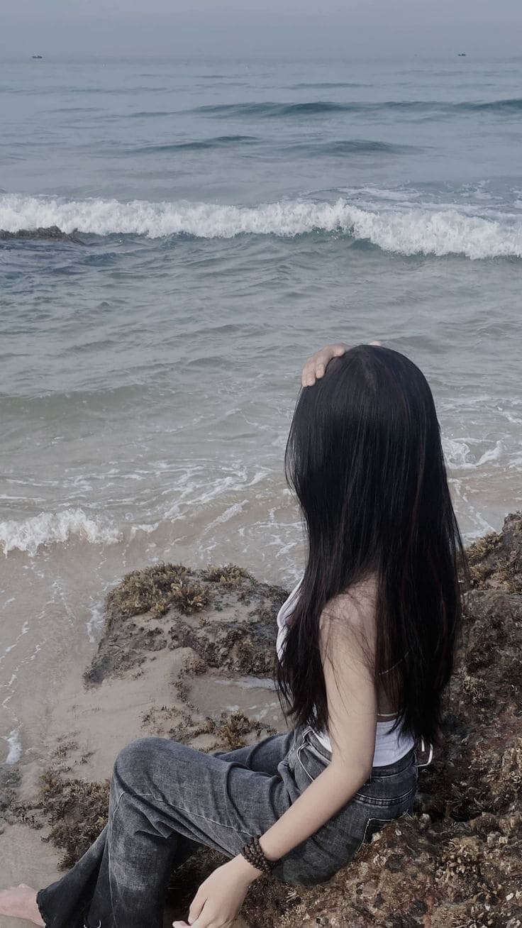 Tư Thế Tạo Dáng Đẹp Khi Chụp Ảnh Từ Phía Sau - Ngồi trên cát