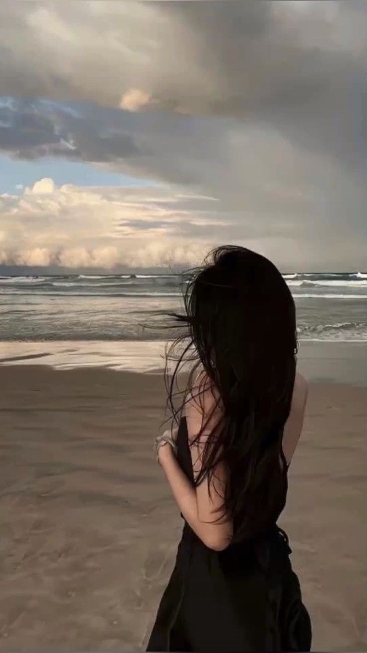 Tư Thế Tạo Dáng Đẹp Khi Chụp Ảnh Từ Phía Sau - Tóc bay trong gió