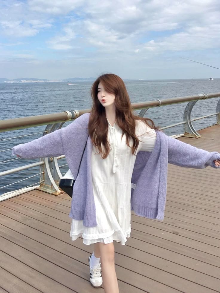 Đặc Điểm Nào Làm Nên Sức Hút Của Áo Cardigan Đi Biển - Màu Sắc Hợp Với Không Gian Biển