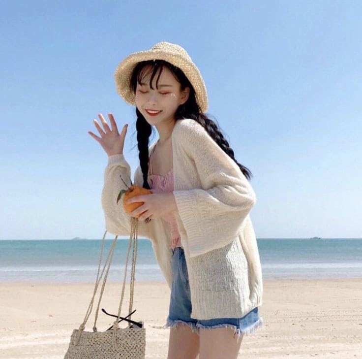 Cách Phối Đồ Với Áo Cardigan Đi Biển Để Thành "Tâm Điểm" Mọi Ánh Nhìn