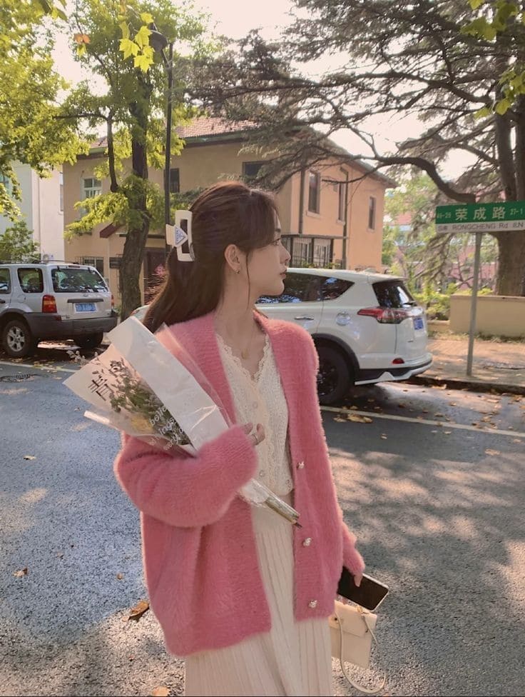 Cách Phối Đồ Với Áo Cardigan Đi Biển Để Thành "Tâm Điểm" Mọi Ánh Nhìn