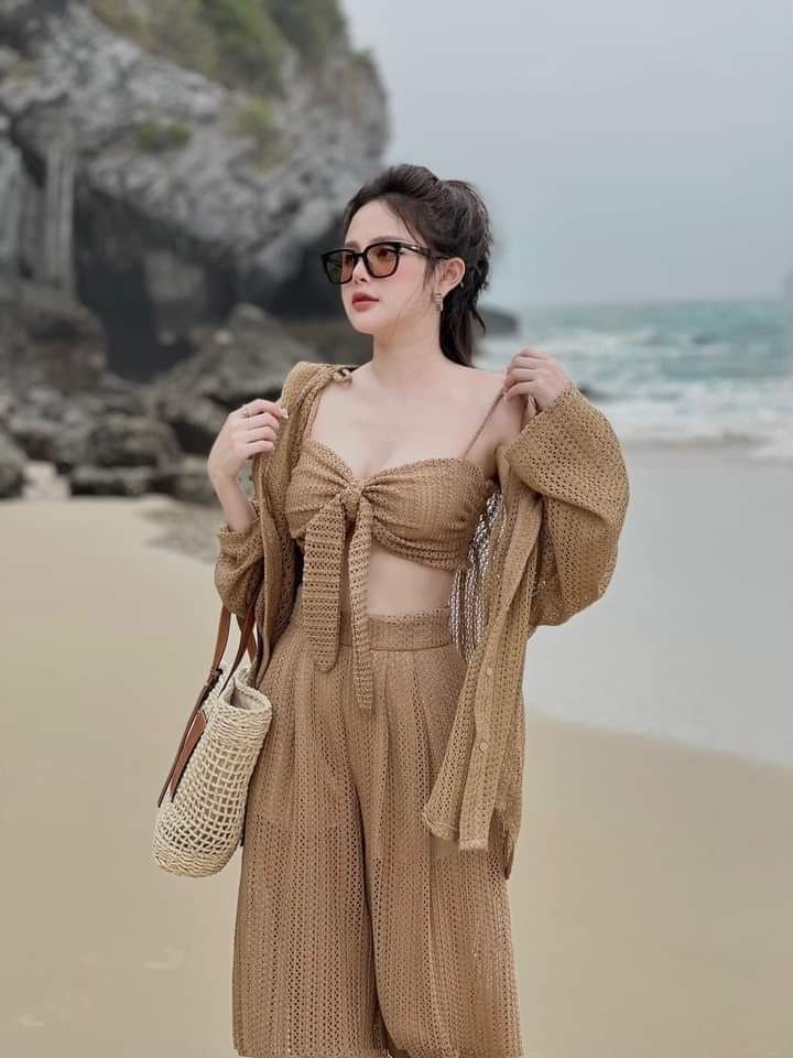 Cách Phối Đồ Với Áo Cardigan Đi Biển Để Thành "Tâm Điểm" Mọi Ánh Nhìn