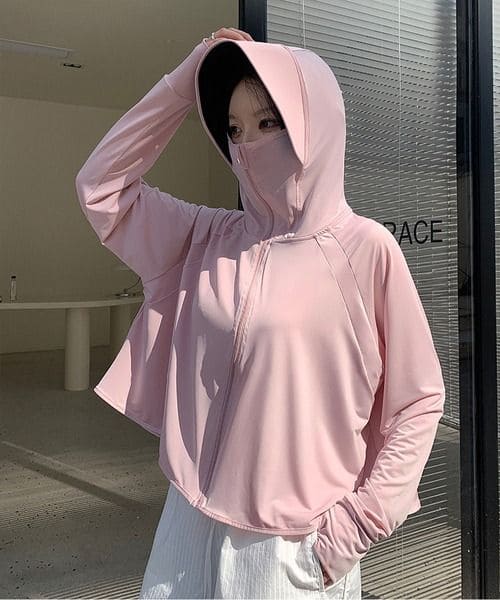 Tại Sao Bạn Nên Mặc Áo Chống Nắng Đi Biển?