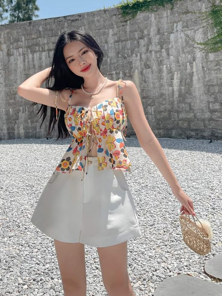 Cách phối đồ đi biển cho nữ béo - Áo croptop + quần cạp cao 