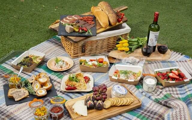 Chuyến Đi Biển Trọn Vẹn: Khi Trang Phục, Ẩm Thực & Ký Ức Hòa Quyện