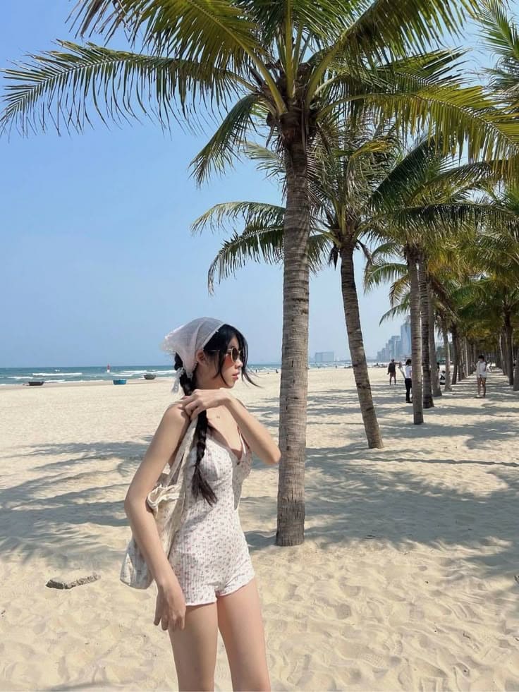 Cách phối đồ đi biển cho nữ - Jumspuit hoa nhí 