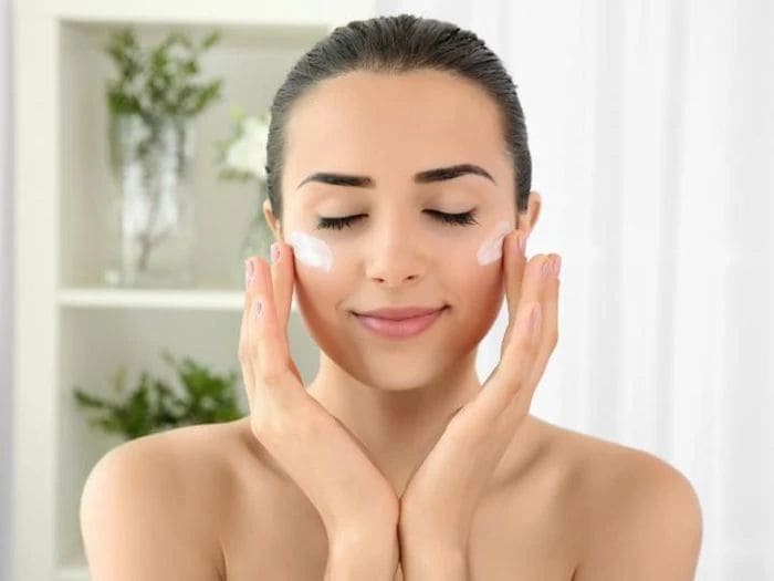 Tại Sao Chị Em Không Thể Thiếu Kem Chống Nắng Đi Biển?