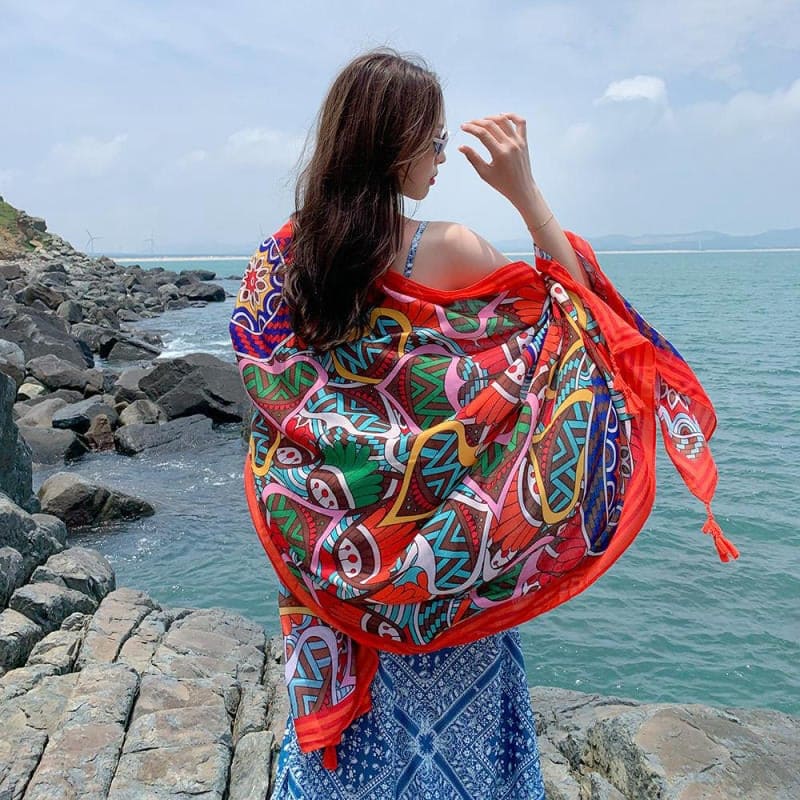 Khăn Choàng Đi Biển: Bí Quyết Tỏa Sáng Cho Phái Đẹp Mùa Hè