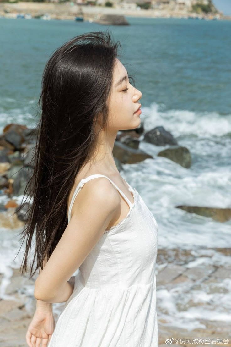 1. Tóc Thả Tự Nhiên – Đẹp Tự Nhiên Nhưng Hơi “Khó Ở”