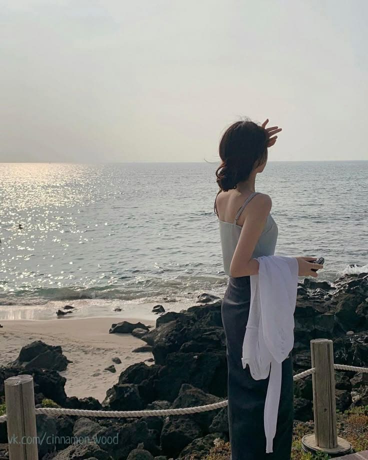 3. Tóc Búi Thấp – Nhẹ Nhàng Như Gió Biển