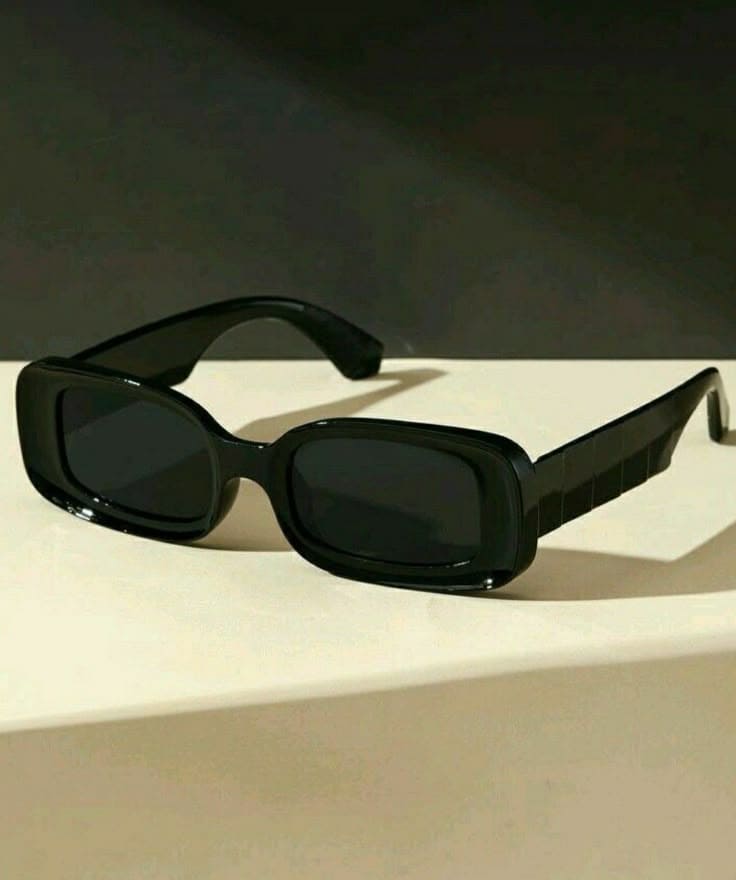 Tính Năng Quan Trọng Khi Chọn Kính Đi Biển - Chất Liệu Tròng Và Gọng