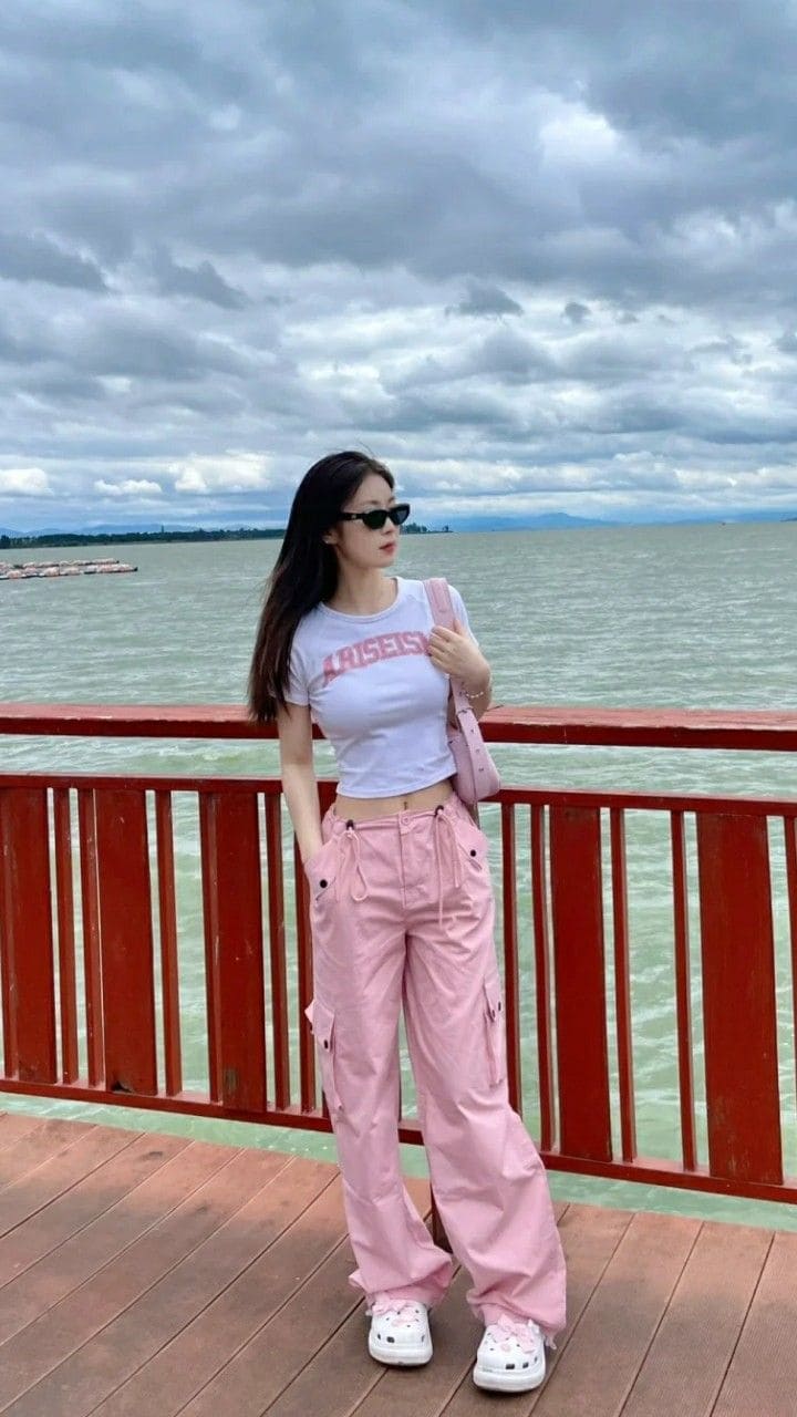 Top Mẫu Quần Áo Đi Biển Đẹp Mê Ly Cho Chị Em - Tỏa Sáng Dưới Nắng Hè 2025