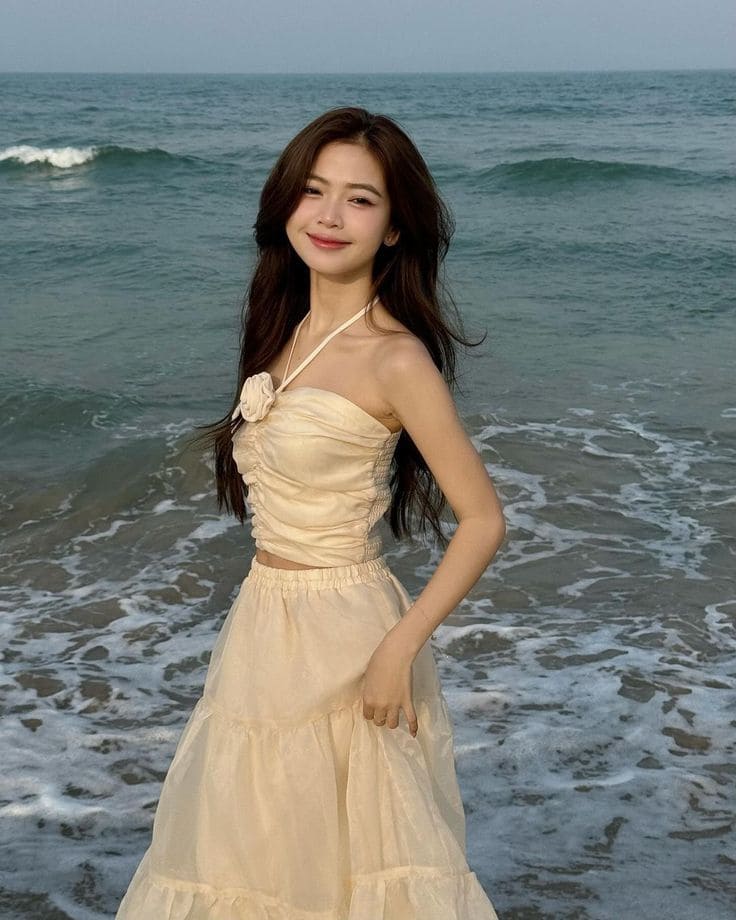 Xu Hướng Set Váy Đi Biển Năm 2025