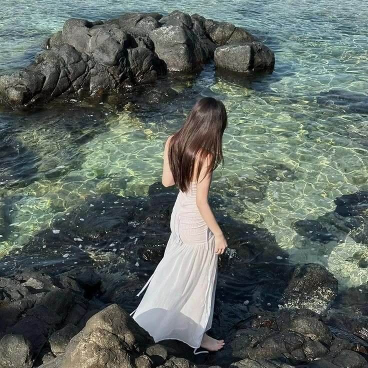 Kiểu Tạo Dáng Chụp Ảnh Đi Biển Cho Nữ - Đứng tự nhiên bên bờ biển