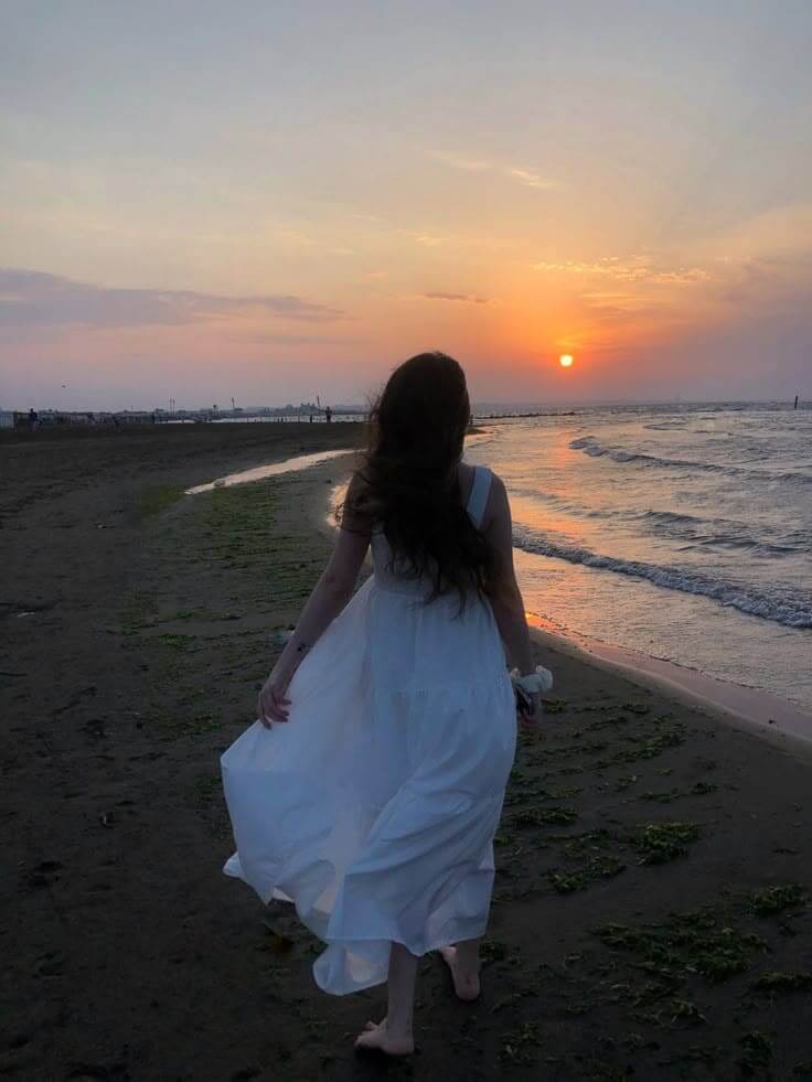 Kiểu Tạo Dáng Chụp Ảnh Đi Biển Cho Nữ - Nhảy trên bãi biển