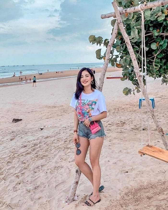 Gợi Ý Top 7+ Thời Trang Trung Niên Đi Biển Để "Trẻ" Ra Vài Tuổi - Áo Thun Với Quần Short