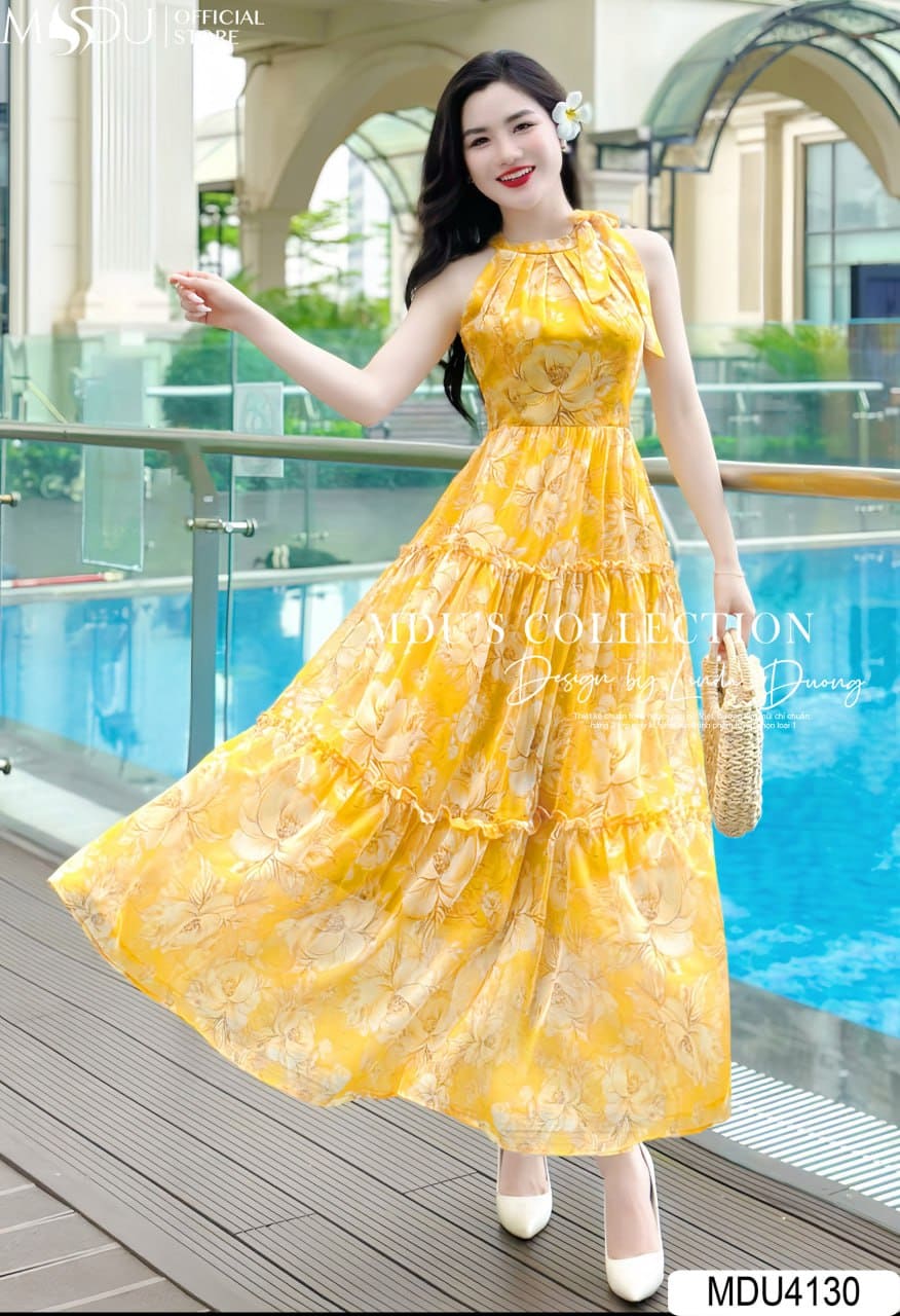 Gợi Ý Top 7+ Thời Trang Trung Niên Đi Biển Để "Trẻ" Ra Vài Tuổi - Đầm Cổ Yếm