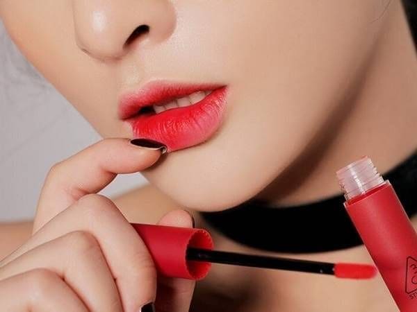 Bật Mí Quy Trình Trang Điểm Khi Đi Biển Chuẩn Chỉnh - Đôi Môi Căng Mọng