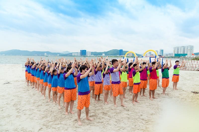 Tại Sao Phái Đẹp Nên Thử Trò Chơi Team Building Trên Biển?