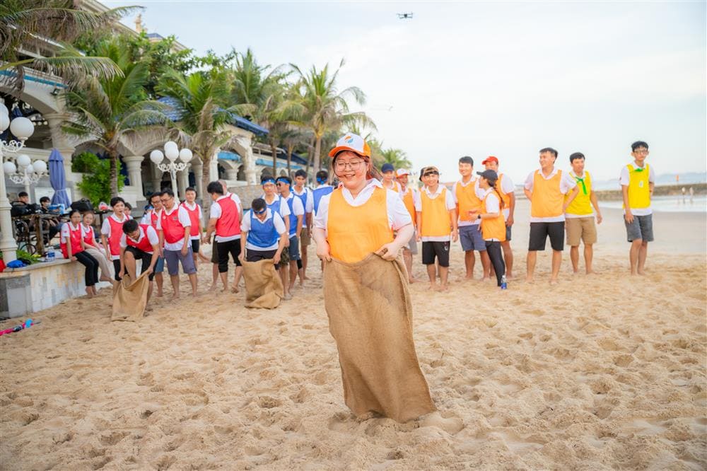 Trò Chơi Team Building Trên Biển - Nhảy Bao Bố Hiện Đại