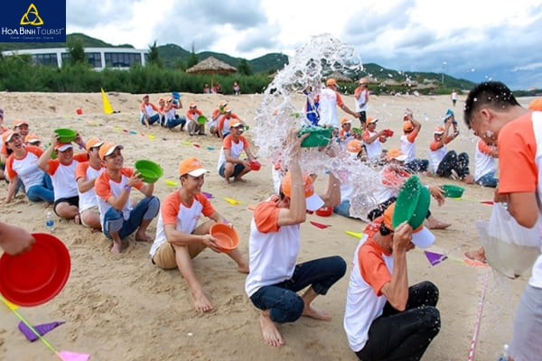 Trò Chơi Team Building Trên Biển - Chuyền Nước Về Nguồn