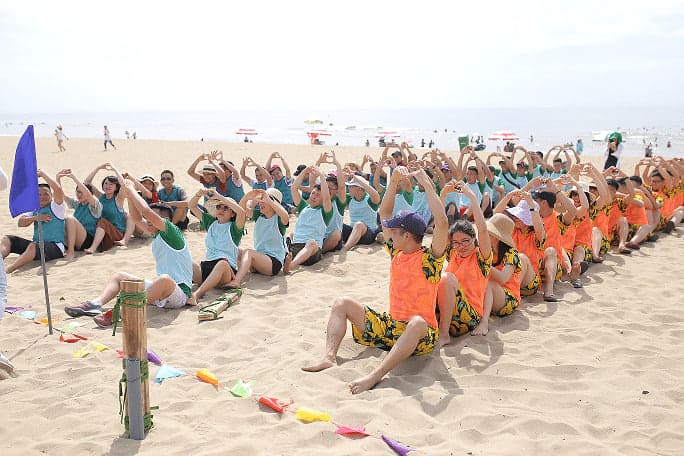Trò Chơi Team Building Trên Biển - Đua Thuyền Trên Cát