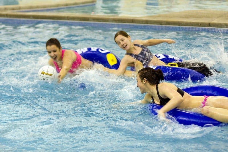 Trò chơi trên biển - Bóng Nước