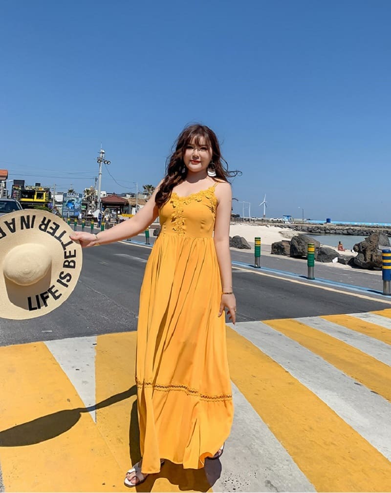 Những Kiểu Váy Đi Biển Đã “Cứu” Mình Trên Bãi Cát - Váy Xuông