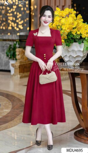 Váy Thiết Kế MDU4695 Dáng Dài Xếp Ly Cổ Vuông Sắc Đỏ Quyến Rũ
