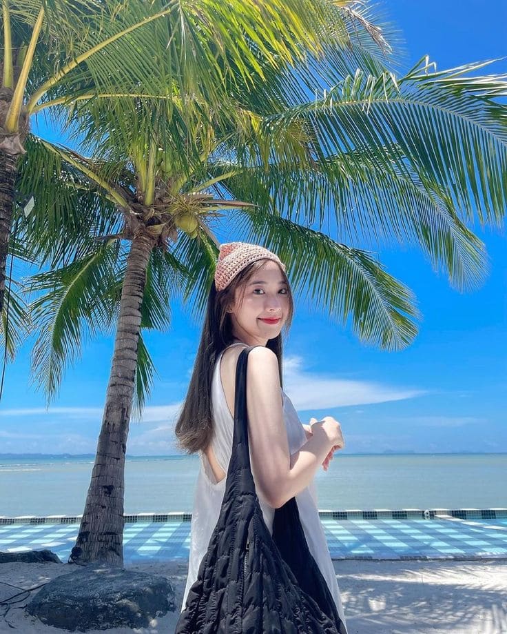 Cách Tạo Dáng Chụp Ảnh Với Váy Maxi Đi Biển