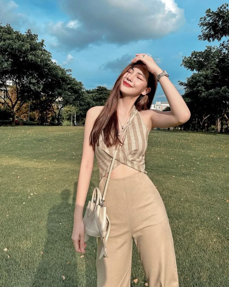 Cách Phối Đồ Với Áo Yếm Đi Biển - Đẹp Từ Bãi Cát Đến Quán Cà Phê