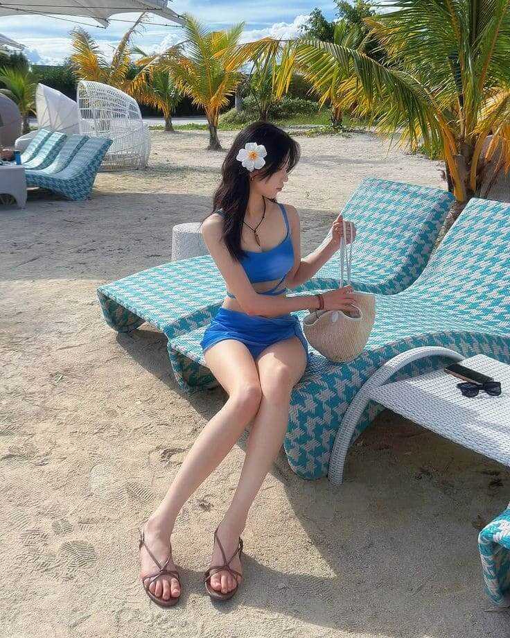 Cách Diện Đồ Đi Biển Để Nổi Bật Nhất Biển - Chọn Giày Dép