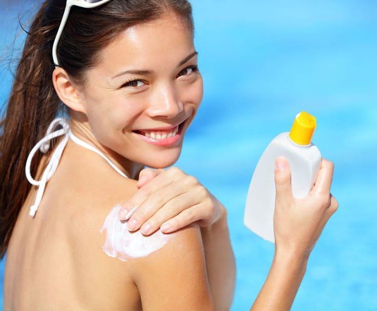 Top Những Điều Cần Quan Tâm Đến Chăm Sóc Da Trước Khi Đi Biển - Thoa lại kem chống nắng