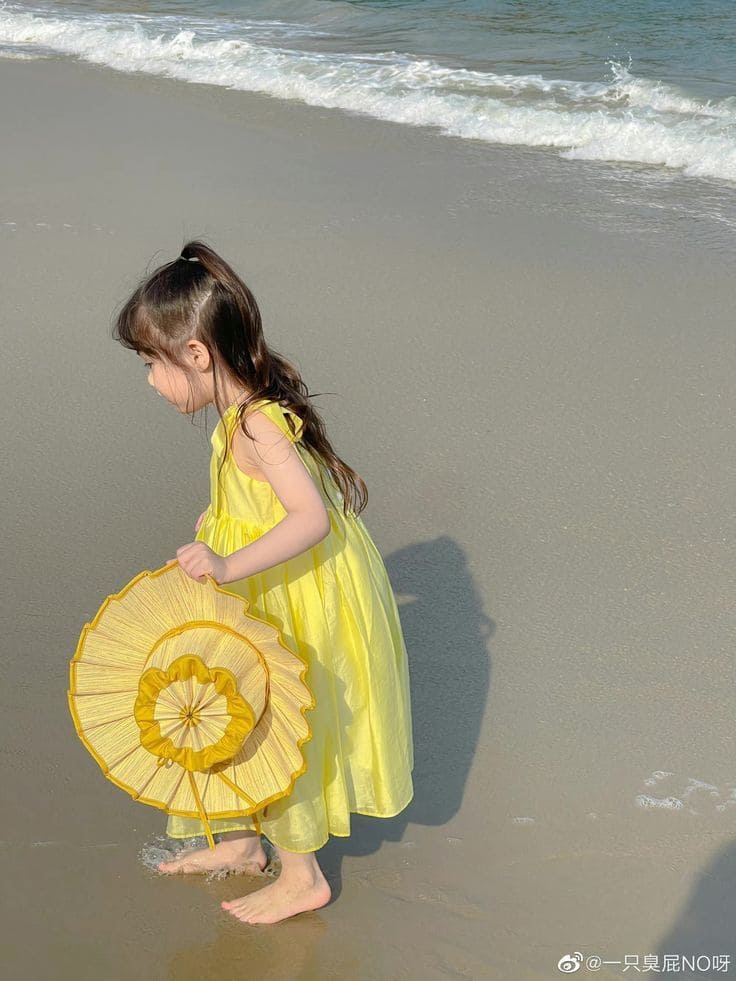 Những Lưu Ý Khi Chọn Đầm Đi Biển Cho Bé