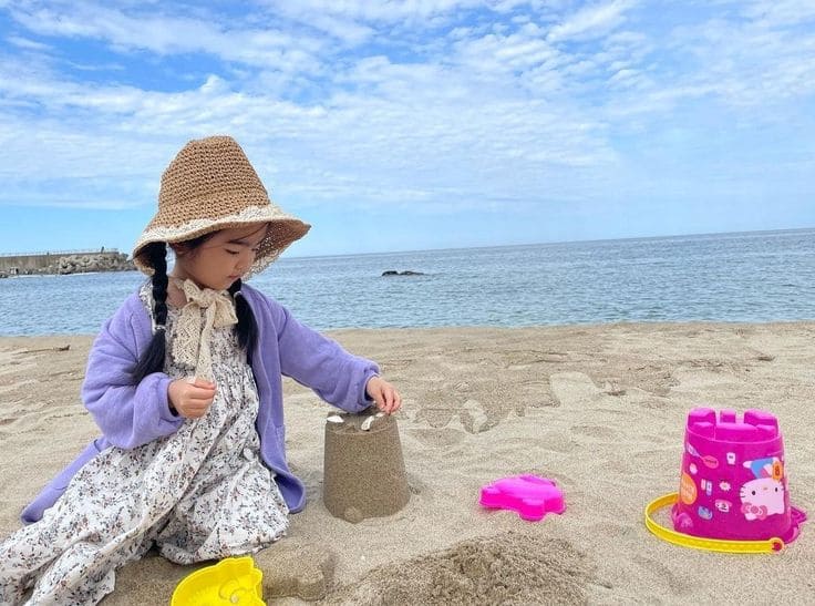 Những Lưu Ý Khi Chọn Đầm Đi Biển Cho Bé
