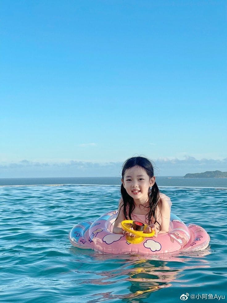 Những Lưu Ý Khi Chọn Đầm Đi Biển Cho Bé