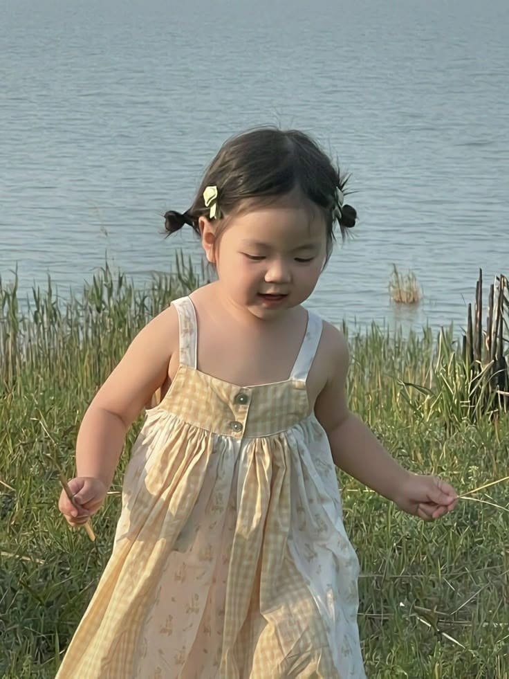 Các Kiểu Đầm Đi Biển Phù Hợp Với Bé Gái - Đầm Hai Dây