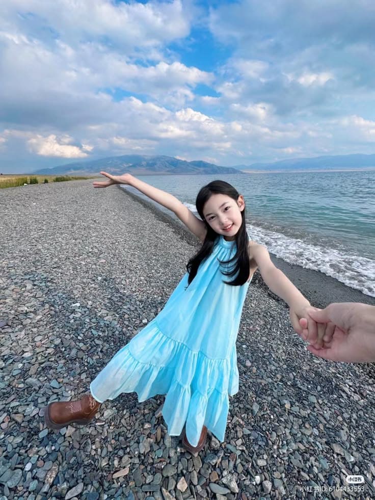 Các Kiểu Đầm Đi Biển Phù Hợp Với Bé Gái - Đầm Cổ Yếm