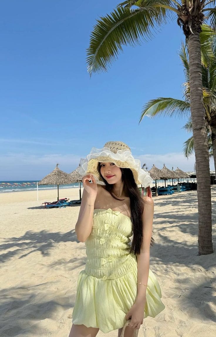 Xu Hướng Đầm Đi Biển Ngắn Năm 2025