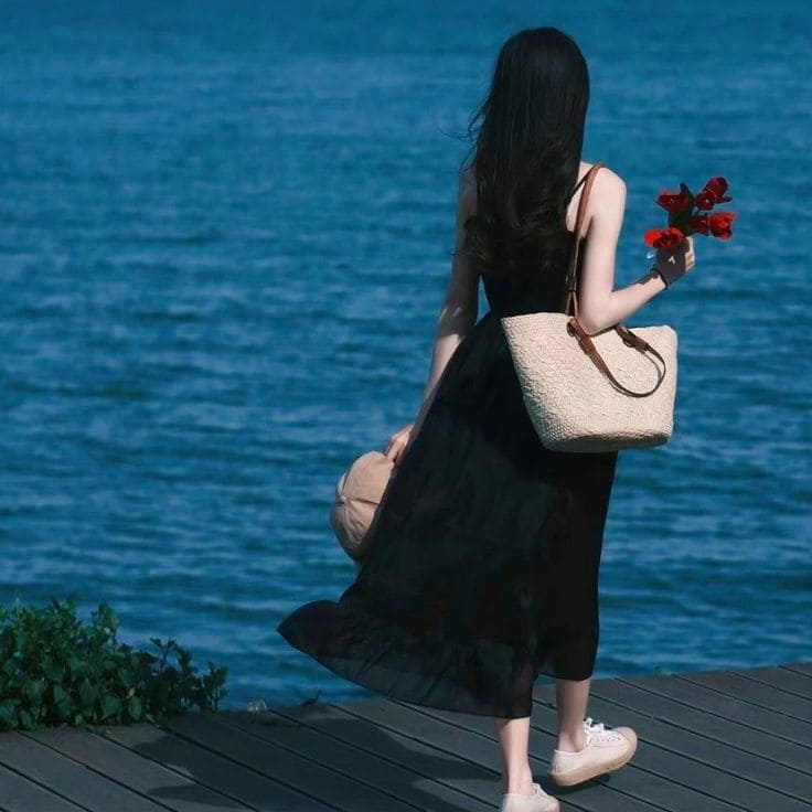 Cách Phối Đồ Với Đầm Maxi Đi Biển Màu Đen