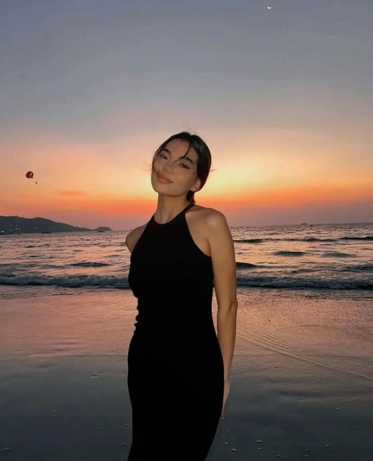 Các kiểu Đầm Maxi Đi Biển Màu Đen Phổ Biến - Đầm Maxi Cổ Yếm