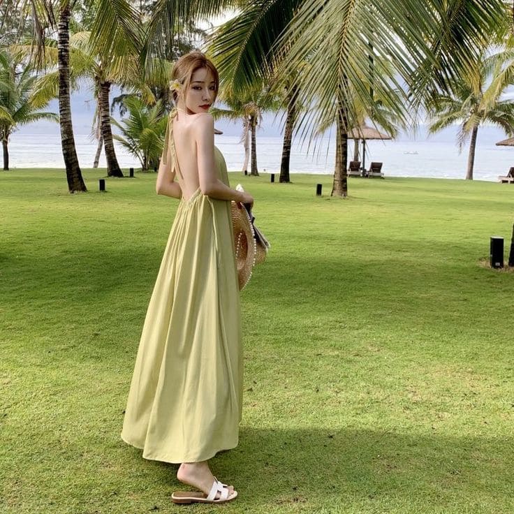 Cách Phối Đồ Với Đầm Maxi Hở Lưng Đi Biển