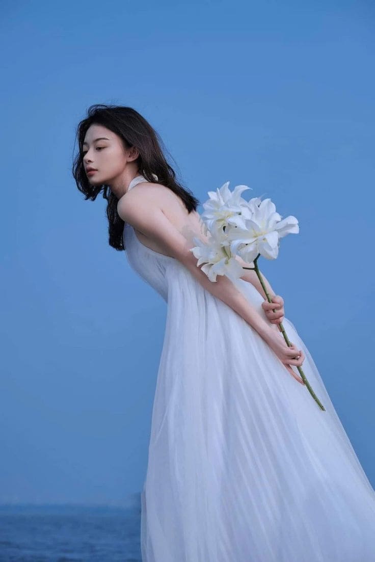 Các Kiểu Dáng Đầm Maxi Hở Lưng Đi Biển Hot Nhất 2025 - Đầm Maxi Hở Lưng Cổ Yếm