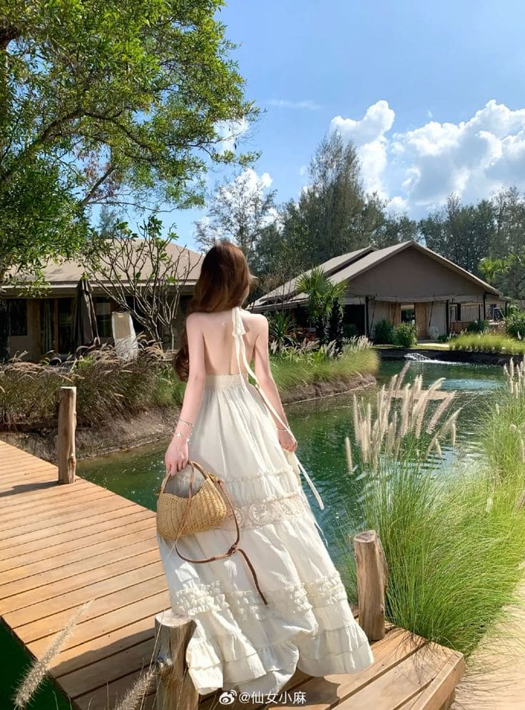 Cách Phối Đồ Với Đầm Maxi Hở Lưng Đi Biển