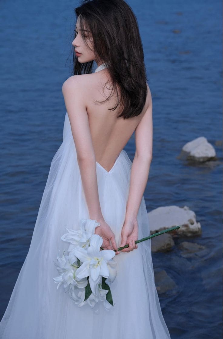 Tại Sao Đầm Maxi Hở Lưng Đi Biển Là Lựa Chọn Hoàn Hảo