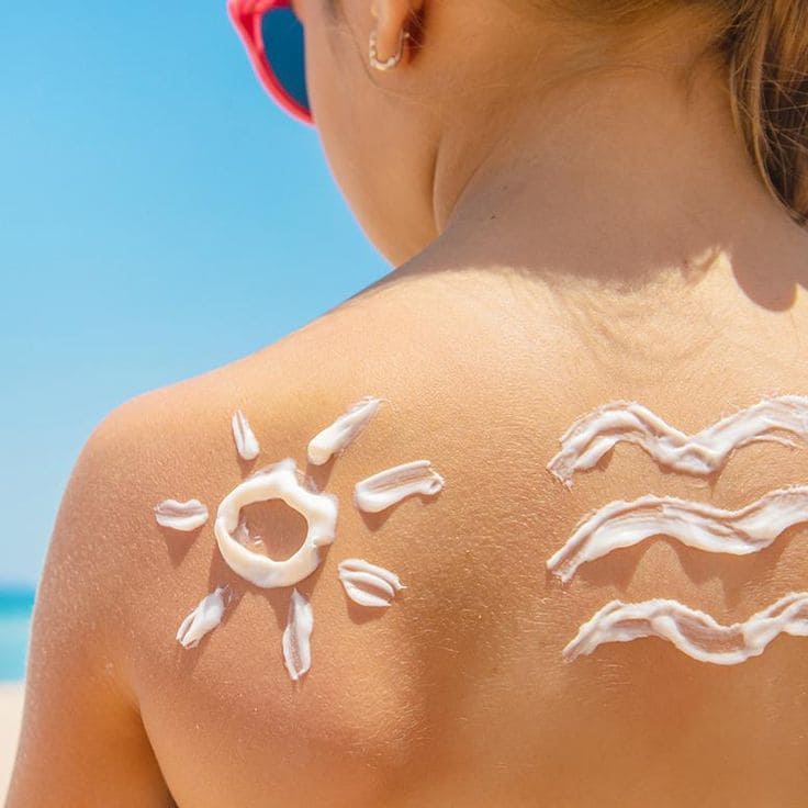 Cách Dùng Kem Chống Nắng Body Đi Biển Đúng Chuẩn Từ Linh-Thoa Trước Khi Nắng Nắng