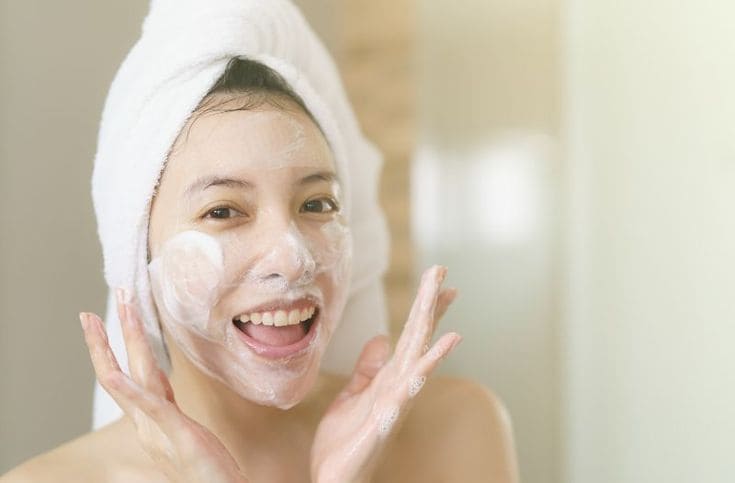 Cách Dùng Kem Chống Nắng Body Đi Biển Đúng Chuẩn Từ Linh-Làm Sạch Kỹ Thuật