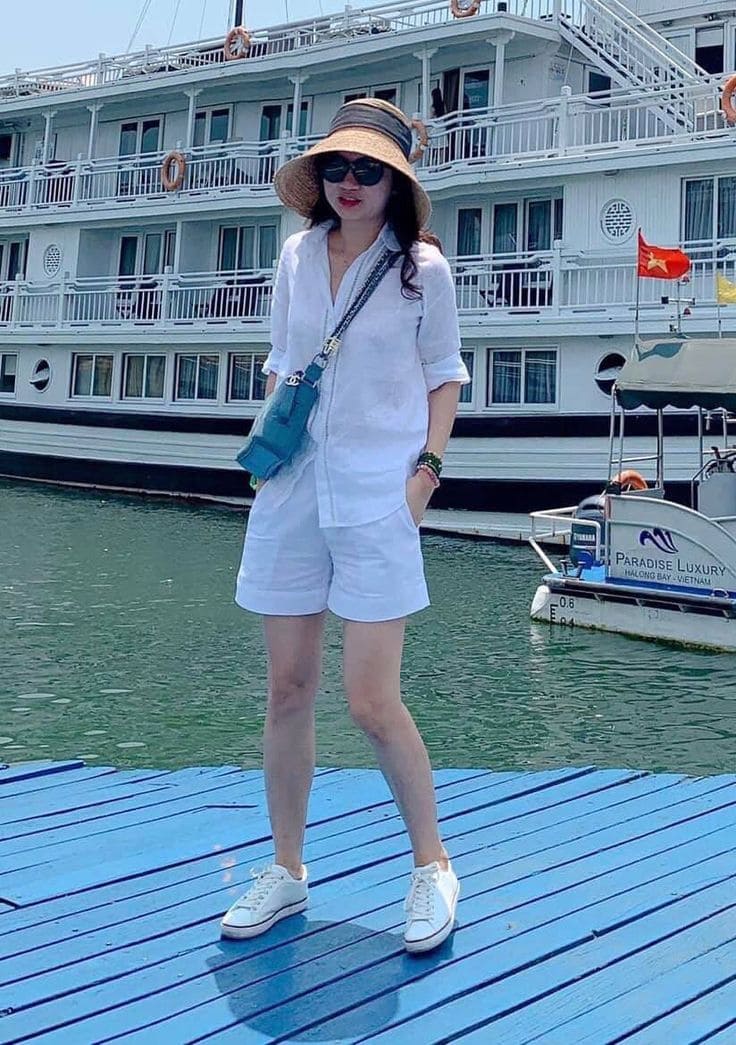 Top Những Bộ Quần Áo Đi Biển Hot Hit 2025 - Áo Sơ Mi Oversize Và Đồ Bơi