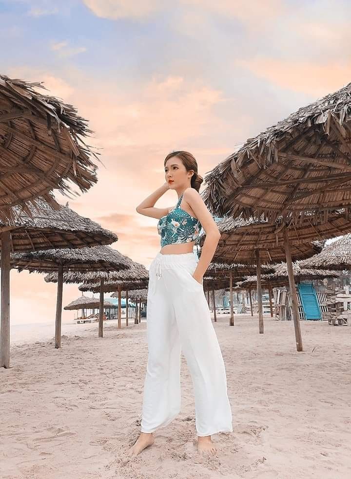 Top Những Bộ Quần Áo Đi Biển Hot Hit 2025 - Áo Hai Dây Và Quần Ống Rộng