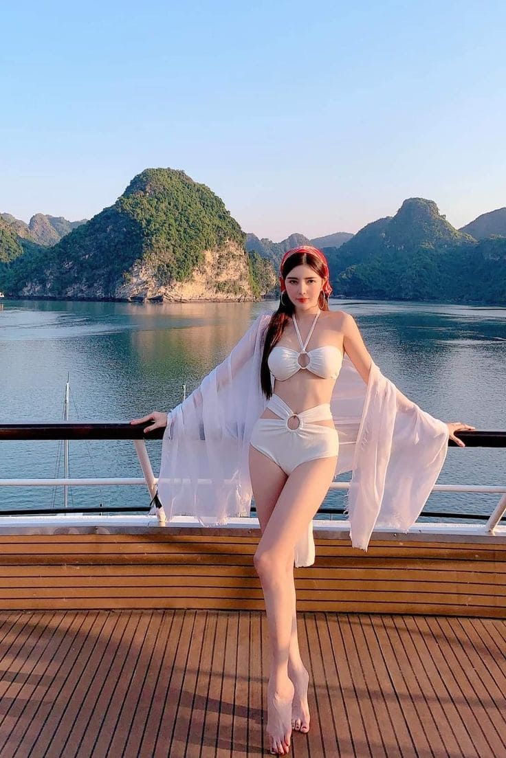 Phối đồ đi biển cho nữ - Bikini và áo khoác ngoài